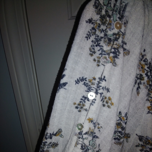 GUC Plus Size Lucky Brand Antique Floral Print Button Sleeve Top – Size 1X - Picture 7 of 16